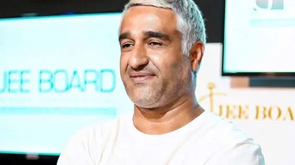 پژمان جمشیدی: تصمیم‌هایی برای ازدواج گرفتم؛ 46 سالمه و اگر بخوام لذتی از بچه‌دار شدن ببرم دیگه داره دیر میشه+ویدیو + عکس همسر