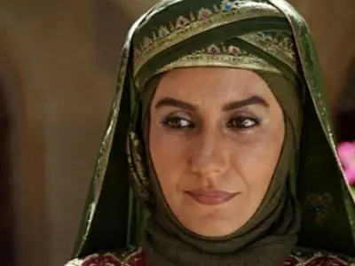 عکس/ ژست فریبا کوثری، همسر دوم مختار با دختر قدبلند و شیک پوشش در ورودی تالار بعد از تموم شدن عروسی/ چه دیزاینی داره پله ها!