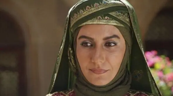 عکس/ ژست فریبا کوثری، همسر دوم مختار با دختر قدبلند و شیک پوشش در ورودی تالار بعد از تموم شدن عروسی/ چه دیزاینی داره پله ها!