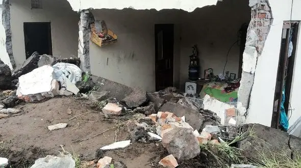 زمین در جزیره توریستی دهان گشود و  12 نفر را بلعید + تصاویر