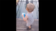 فیلم/ واکنش خنده دار کودک یک ساله به رفتن روی پل شیشه ای 