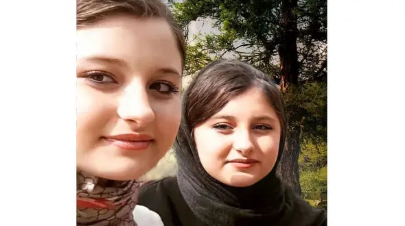 فیلم عجیب از تغییر چهره دوقلوهای ممنوعه صدا و سیما / سارا و نیکا چه بودند و چه شدند!