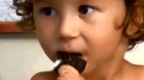 برخورد زشت و غیر انسانی مدیر یک رستوران با کودکی که با پا غذا می خورد+عکس