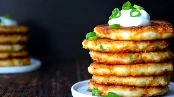 طرز تهیه پنکیک سیب زمینی پنیری با عطر سیر