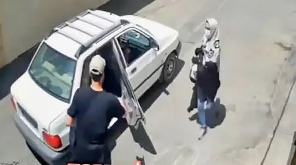 فیلم لحظه گروگانگیری سارقان طلافروشی پس از قتل مرد طلافروش در زرندیه / زن و مرد جوان مسلح بودند