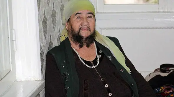 زن هفتاد ساله‌ای که ریش صورتش بلندتر از موهای سرش است + عکس