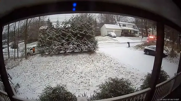 فیلم لحظه چپ کردن ماشین آتش نشانی در یک قدمی حادثه