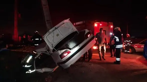 محبوس شدن راننده جوان در خودروی واژگون/به همراه فیلم و عکس 