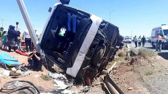 جزئیات واژگونی یک اتوبوس با 50 مسافر / مقصر احتمالی متواری است + عکس