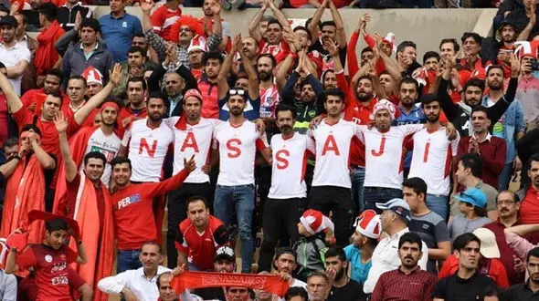 نمونه ای از دردسرهای هواداران برای ورود به ورزشگاه/ بلیت هم داری باید از دیوار بالا بروی! + فیلم