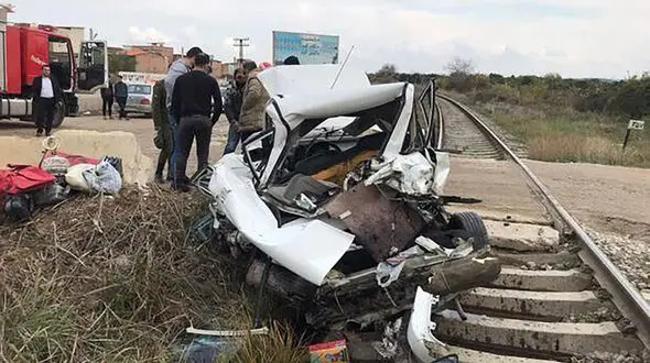 عکس مچاله شده پراید در تصادف با قطار هرسین