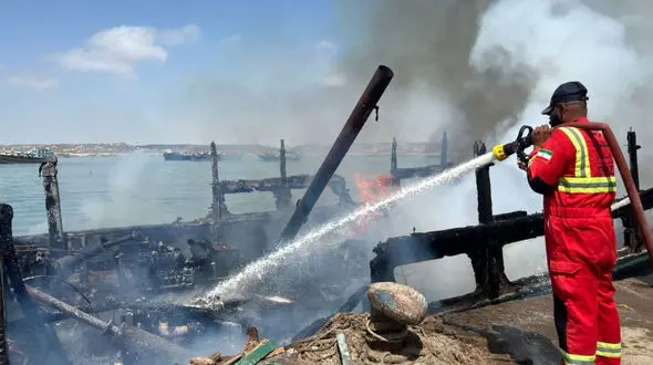 غرق شدن لنج‌ها و آتش‌سوزی‌های بی‌پایان؛ نایب رئیس شورای دشتیاری فریاد می‌زند! + فیلم