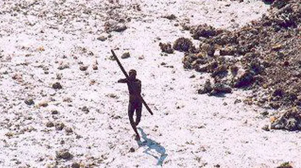 جزیره ای که در تسخیر انسان های نخستین است / واکنش آن ها را به هلیکوپتر ببینید +عکس