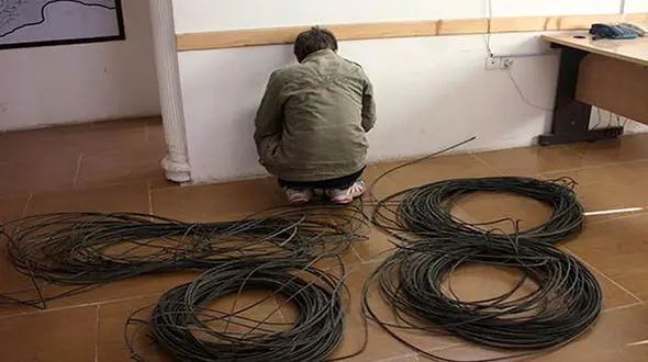 دستگیری سارق کابل های فشار قوی در آبادان + عکس