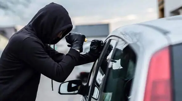 ببینید / لحظه ترسناک سرقت گوشی از دختر جوان داخل خودرو در خیابان پاسداران تهران + فیلم