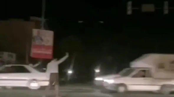 مرد یزدی هنگام قطعی برق چراغ راهنما شد + فیلم 