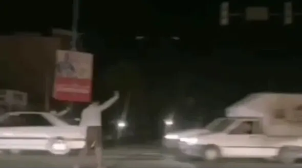 مرد یزدی هنگام قطعی برق چراغ راهنما شد + فیلم 