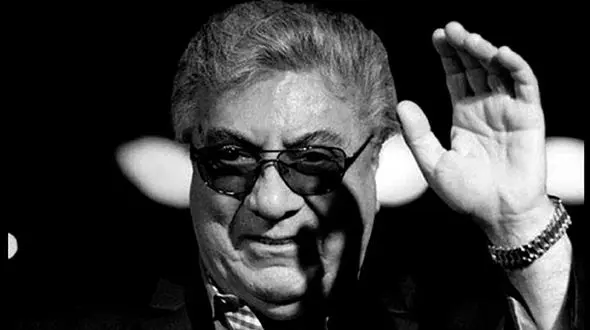 اجرای زنده و آواز استاد ایرج در مراسم تشییع استاد گلپا + فیلم