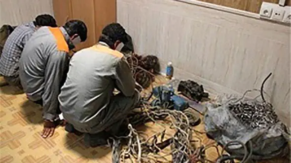 سارقان سیم های برق در میاندوآب دستگیر شدند
