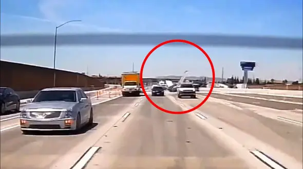 فاجعه سقوط هواپیما و تصادف با یک وانت + فیلم