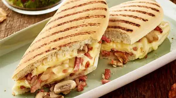 از سالاد سزار به سبک رستوران تا پنینی مرغ و پنیر