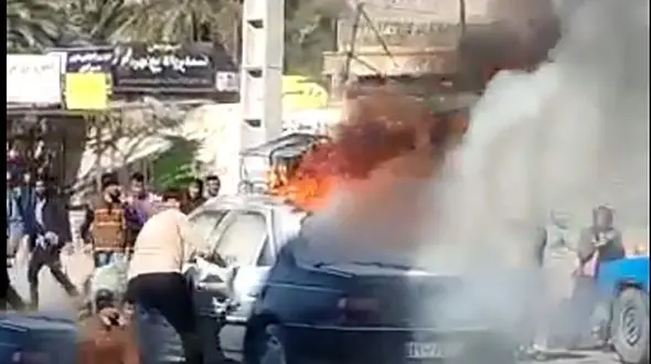 فیلم لحظه زنده سوختن مرد هرمزگانی در آتش پژو 
