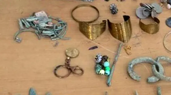بازداشت مرد نهاوندی با گنج های دوره اسلامی / کشف عتیقه ها در خانه + عکس