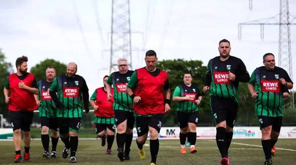 لیگ سنگین‌وزن‌ها با حضور بازیکنان دارای اضافه وزن/ تیم «فوتبالیست‌های توپُر» در جستجوی افتخار + تصاویر