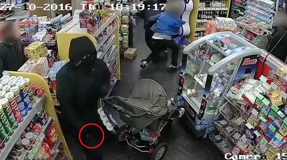 فیلم لحظه گرفتار شدن کودک نوپا در درگیری خونین فروشگاه +عکس