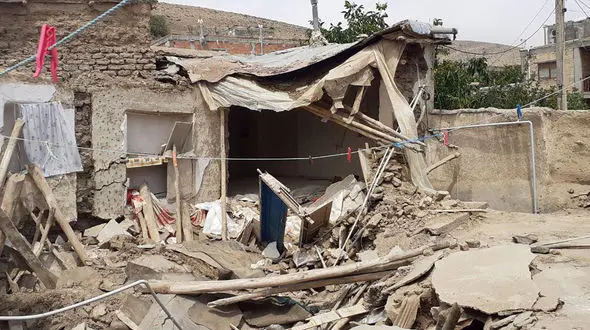 ریزش آوار بر سر خانواده آزادشهری / آنها همه چیزشان را از دست دادند + عکس