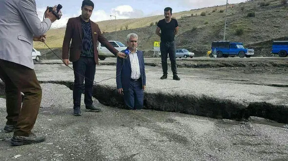 عجیب ترین عکس از فرماندار اسدآباد همدان در صحنه رانش زمین + جزییات