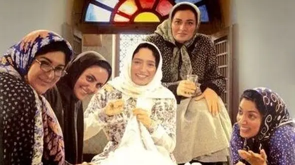 فیلم/ سکانس بامزه از فیلم به یاد ماندنی «یه حبه قند» / وقتی خواهرای عروس درباره آموزش های قبل از ازدواج میگن و میخندن