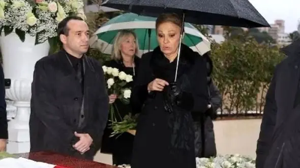 عکس  سفر در زمان /  چهره بهت زده فرح دیبا در مراسم خاکسپاری لیلا پهلوی