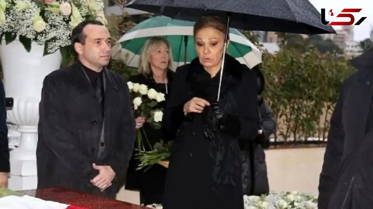 عکس  سفر در زمان /  چهره بهت زده فرح دیبا در مراسم خاکسپاری لیلا پهلوی