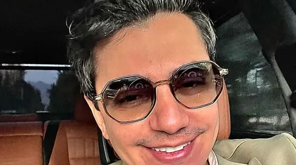 محسن ابراهیم زاده مواد مصرف کرد یا مست بود؟! / آبروی آقای خواننده یک شبه رفت!