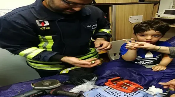 نجات انگشت پسربچه اهوازی از لای قطعات آهنی + عکس