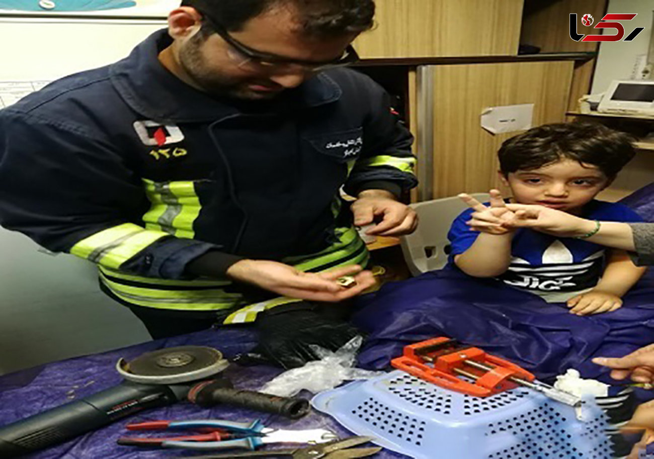 نجات انگشت پسربچه اهوازی از لای قطعات آهنی + عکس