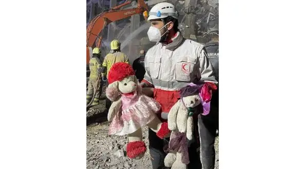 عروسک‌ها در میان آوار محله رسالت تهران؛ روایت امدادگری که تصویرش نماد رنج کودکان در جنگ شد