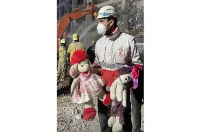 عروسک‌ها در میان آوار محله رسالت تهران؛ روایت امدادگری که تصویرش نماد رنج کودکان در جنگ شد
