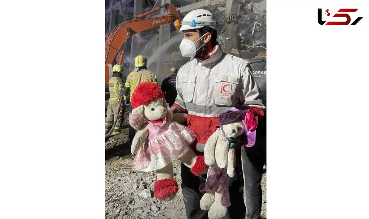عروسک‌ها در میان آوار محله رسالت تهران؛ روایت امدادگری که تصویرش نماد رنج کودکان در جنگ شد