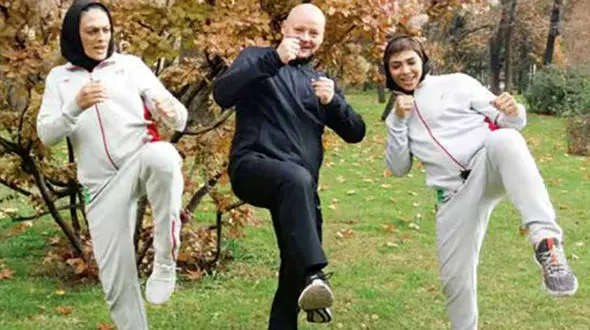 آقای سفیر،بیرون اتاق‌های دربسته