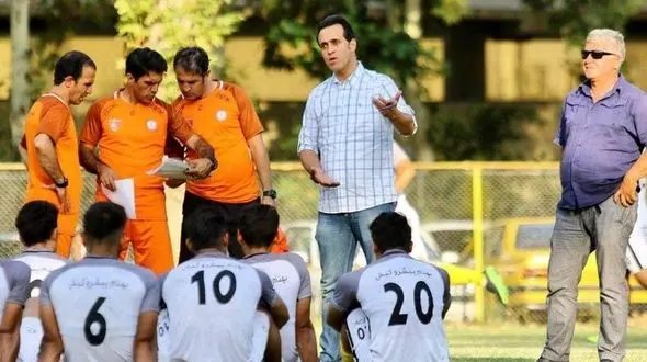 علی کریمی گفت اگر در نفت بمانیم، آبروی‌مان می‌رود