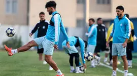 اتوبوس اماراتی‌ها با تاخیر رسید/ استقلال-الوصل به تعویق افتاد