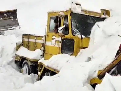 سقوط بهمن گردنه‌ چری در شهرستان کوهرنگ را مسدود کرد 