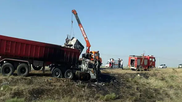 تصاویر تلخ از تصادف مرگبار تریلی با مینی‌بوس در گلستان