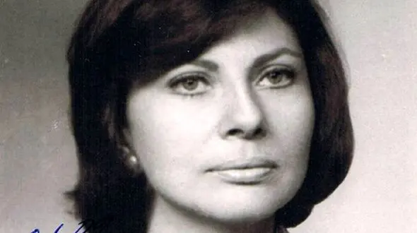 عکس؛ سفر در زمان؛ «ثریا اسفندیاری در کنار والدین، خواهران و برادران و اقوام»؛ دهه 30