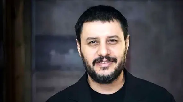 فیلم / نگاهی به استایل متفاوت و راحتی جواد عزتی، بازیگر سریال وحشی  در جشن حافظ