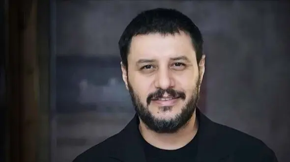 فیلم / نگاهی به استایل متفاوت و راحتی جواد عزتی، بازیگر سریال وحشی  در جشن حافظ