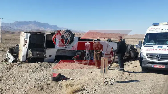 اولین فیلم و عکس از اتوبوس مچاله شده و تانکر قیچی شده در زاهدان / 9 کشته تا کنون 