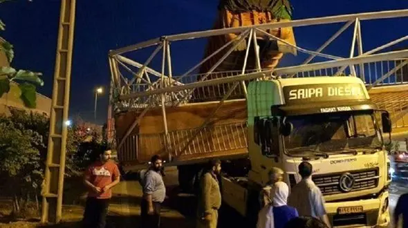 تریلر زباله پل عابر پیاده بزرگراه آوینی را از جا کند + عکس